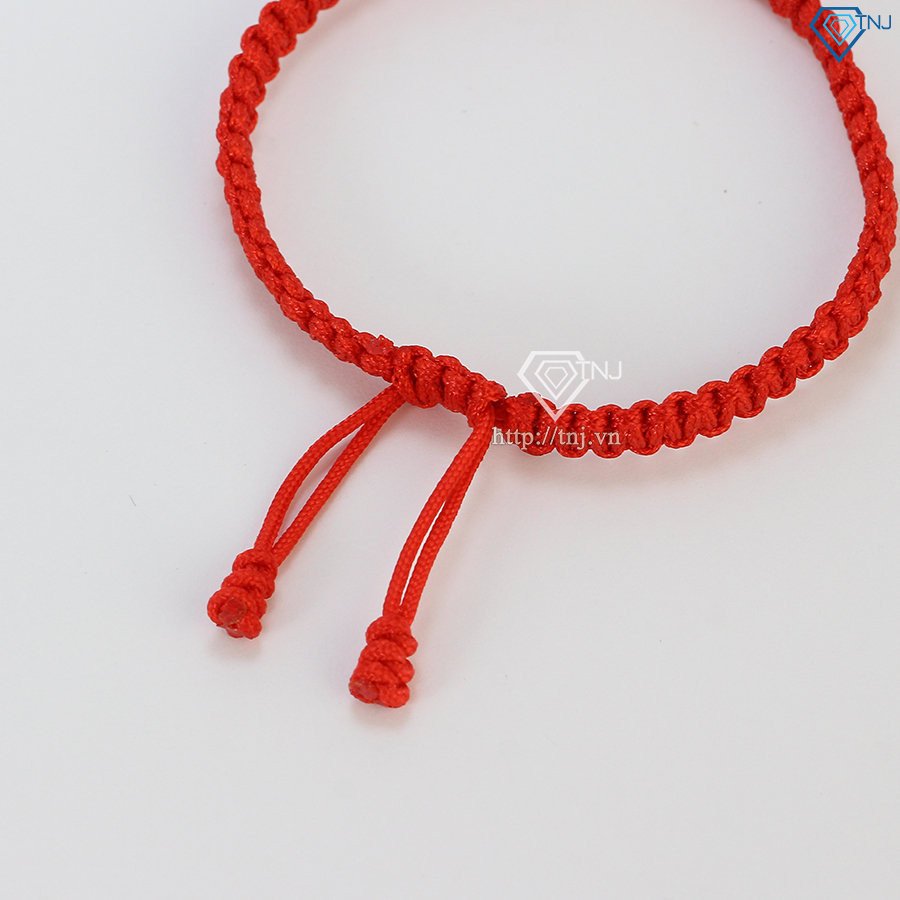 Nhiều vòng tay mèo thần tài vàng được trưng bày đẹp mắt