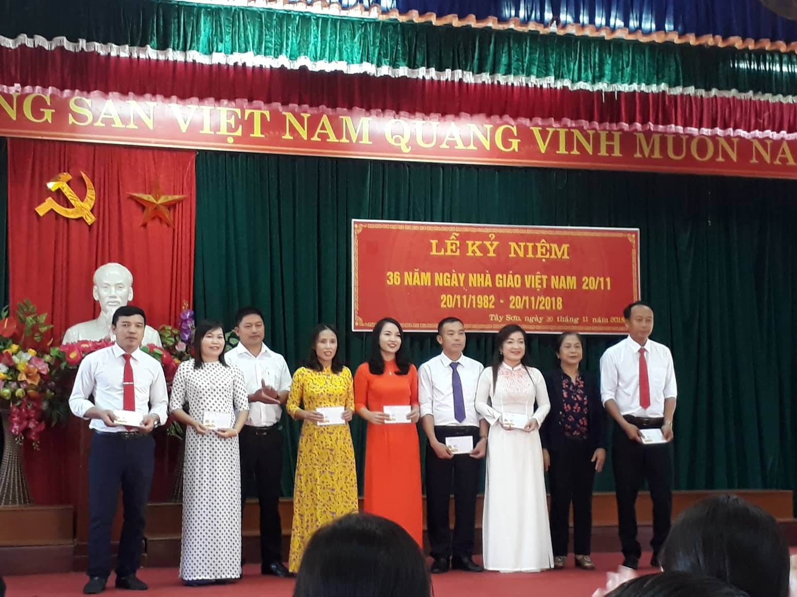 Những món quà ý nghĩa từ vòng tay công đoàn trong ngày Hiến chương Nhà giáo Việt Nam 20/11