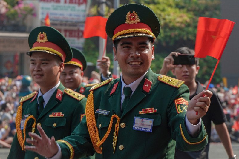 Nụ cười rạng rỡ của các chiến sĩ khi hòa mình vào dòng người, thể hiện niềm vui được đi giữa vòng tay nhân dân và sự giao cảm sâu sắc.