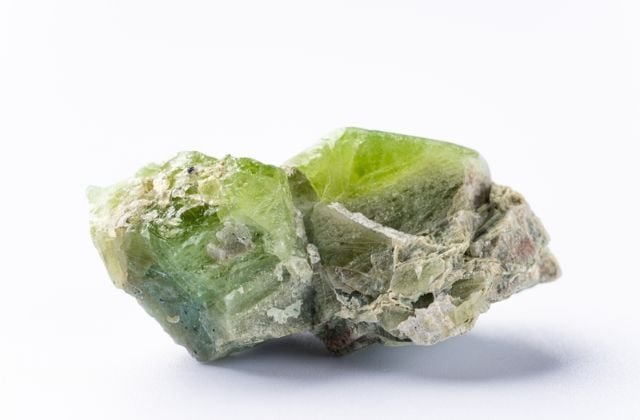 Peridot là gì? Đá Peridot màu xanh lục olive, thường được chế tác thành vòng tay phong thủy.