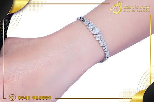 Phối đồ tinh tế với lắc tay bạch kim PNJ
