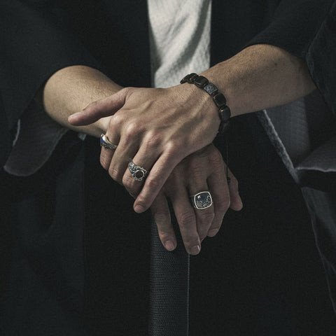 Phong cách kết hợp hai vòng tay bạc và trầm hương, thể hiện cá tính riêng và gu thẩm mỹ độc đáo.