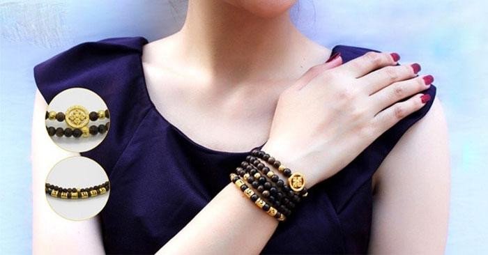 Phụ kiện vòng tay trầm hương đen kết hợp charm tinh xảo, tôn vinh phong cách thời trang