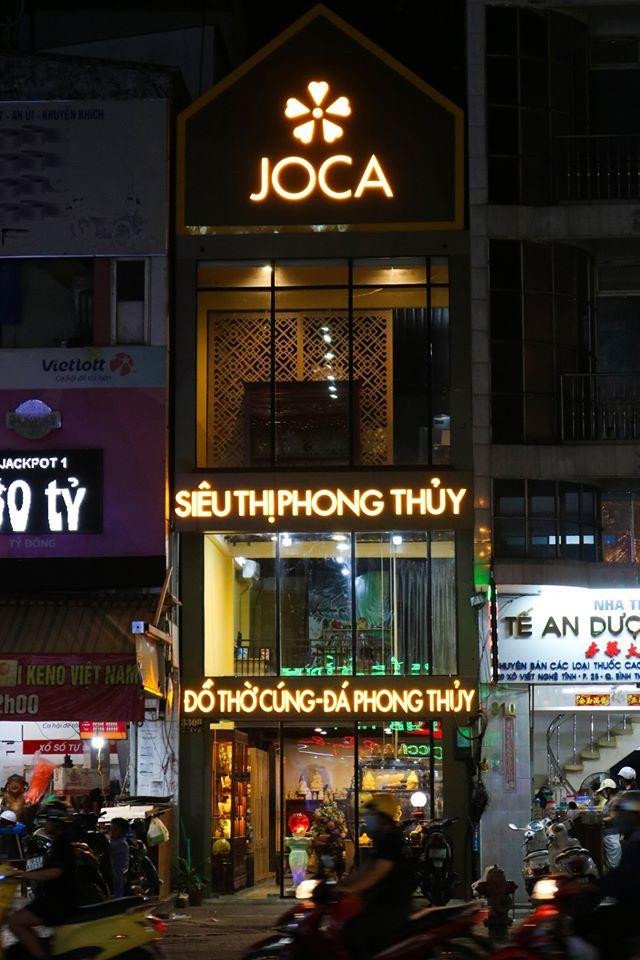 Phụ nữ đeo vòng tay phong thủy PNJ đá tự nhiên sang trọng