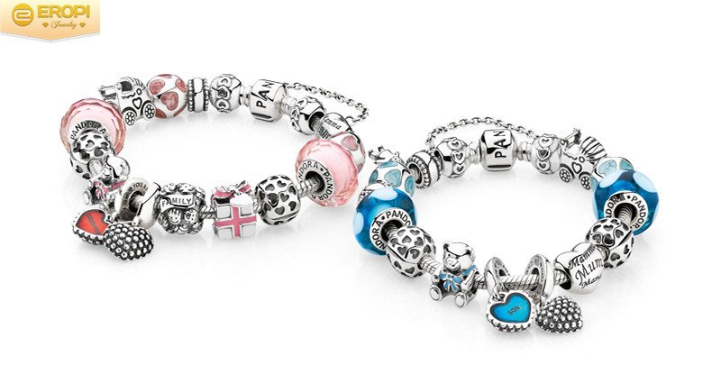 Phụ nữ trẻ hiện đại tự tin khoe vòng tay Pandora bạc cá tính trong cuộc sống hàng ngày.
