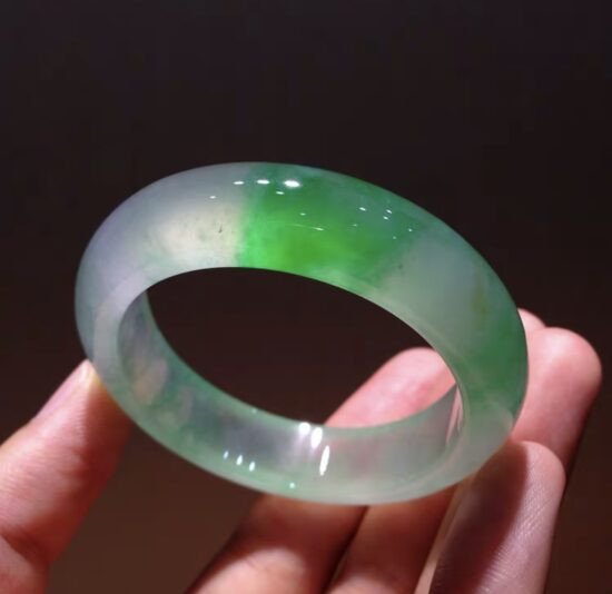 Quan sát bề mặt và độ trong của phỉ thúy