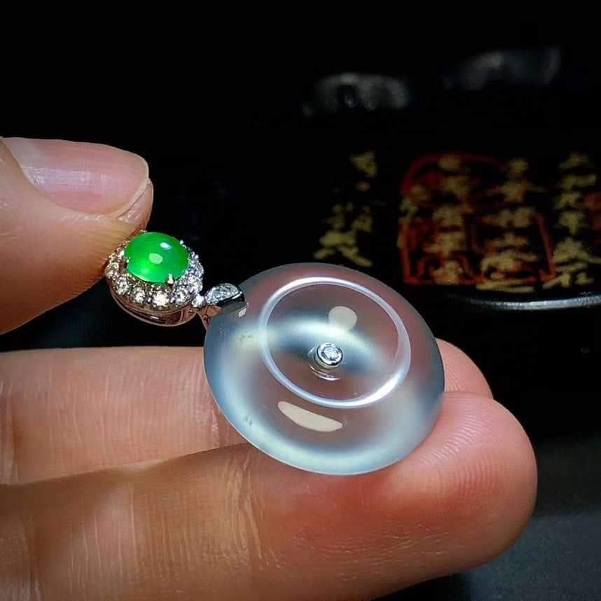 Sử dụng đèn flash kiểm tra vân ngọc phỉ thúy