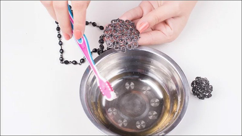 Sử dụng giấm để làm sạch vòng tay hợp kim bị oxy hóa