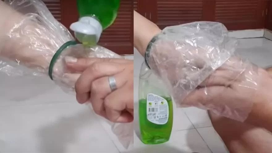 Sử dụng túi nilon và xà phòng để tháo lắc tay vàng bị chặt