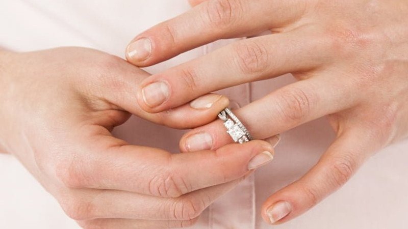 Tháo vòng tay hợp kim khi làm việc nhà hoặc đi tắm