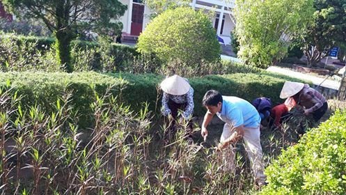 Thầy cô giáo cùng nhau tham gia hoạt động làm đẹp trường lớp, góp phần xây dựng mái ấm công đoàn