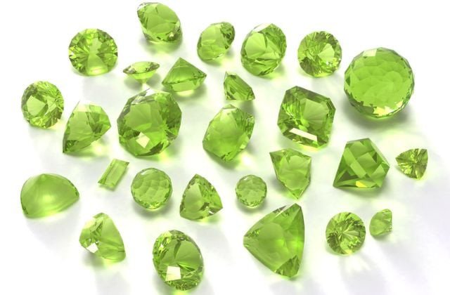 Thiết kế tinh xảo và kiểu cắt độc đáo tạo nên vẻ đẹp hoàn hảo cho vòng tay đá Peridot.