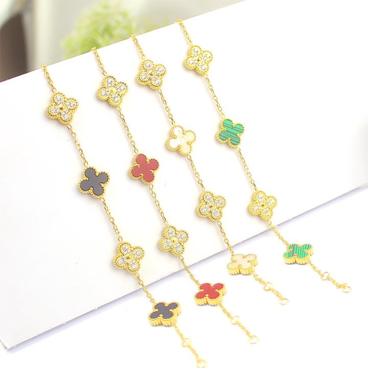 Thiết kế vòng tay nữ titan hoa 4 cánh đơn giản nhưng sang trọng