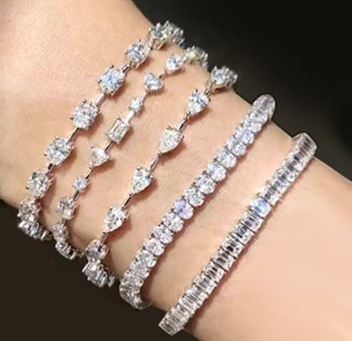 Thiết kế vòng tay xếp chồng đa dạng phong cách