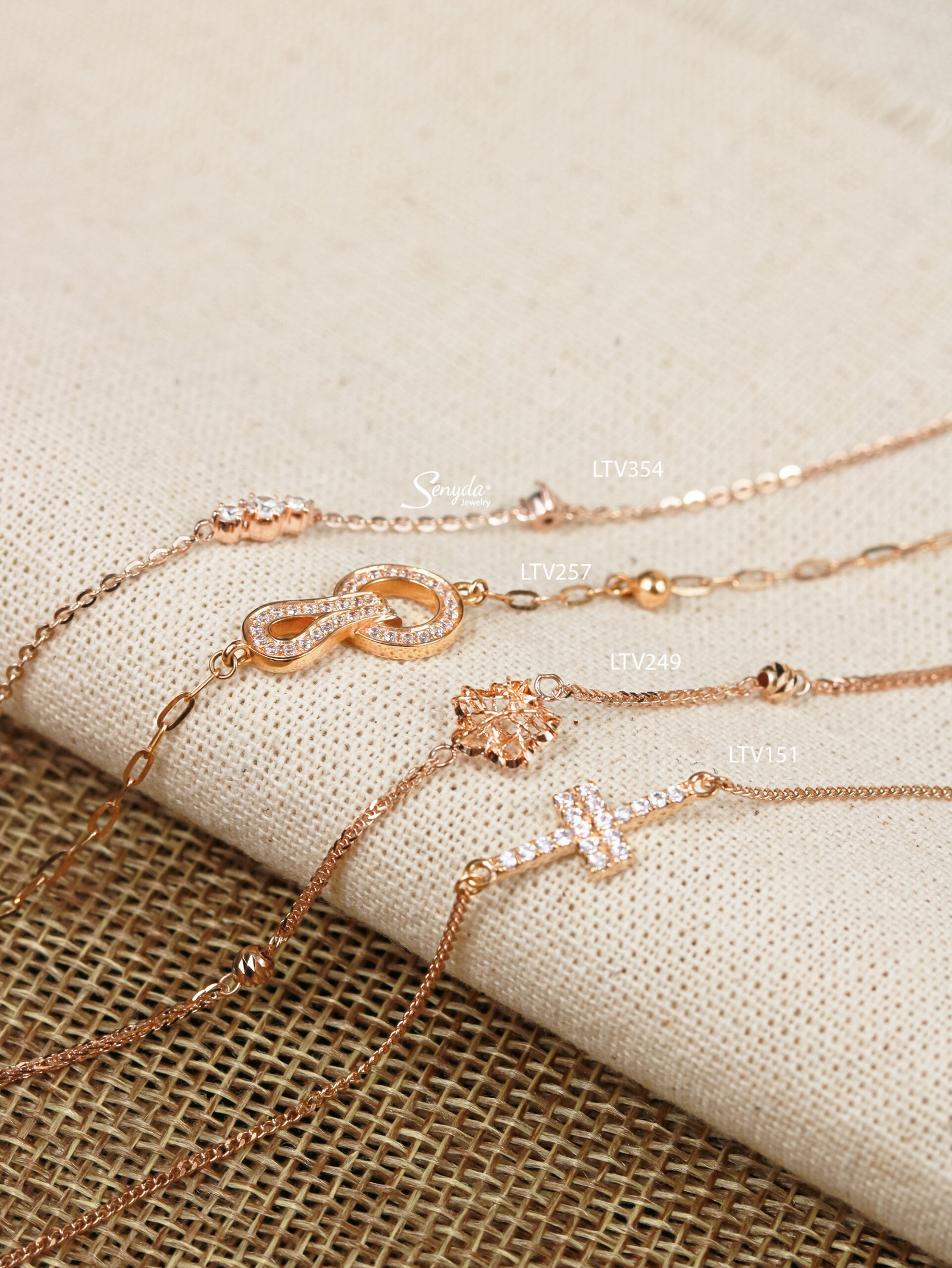 Tổng hợp các kiểu lắc tay vàng 18K nữ đẹp, dễ phối đồ và giá phải chăng dưới 5 triệu.