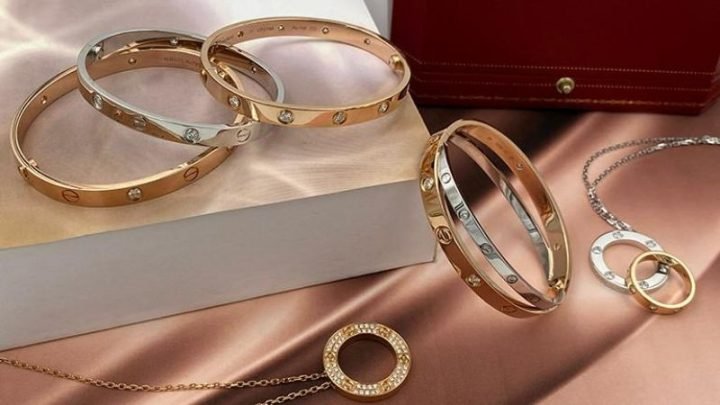 Tổng quan bộ sưu tập Cartier Juste un Clou, nổi bật với thiết kế từ hình tượng chiếc đinh quen thuộc