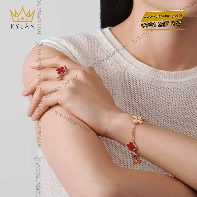 Trang sức cỏ bốn lá kết hợp vàng 18k và đá quý đỏ