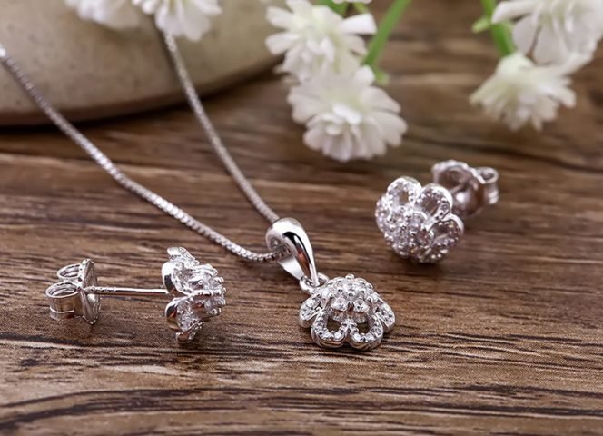 Trang sức hợp kim đa dạng mẫu mã và chất liệu