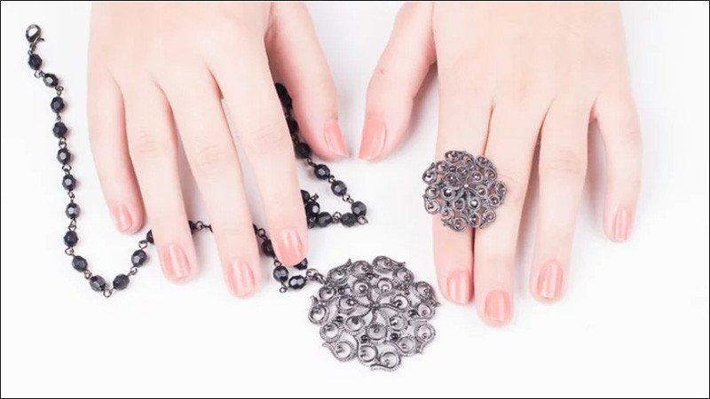 Tránh để vòng tay hợp kim tiếp xúc với các loại hóa chất