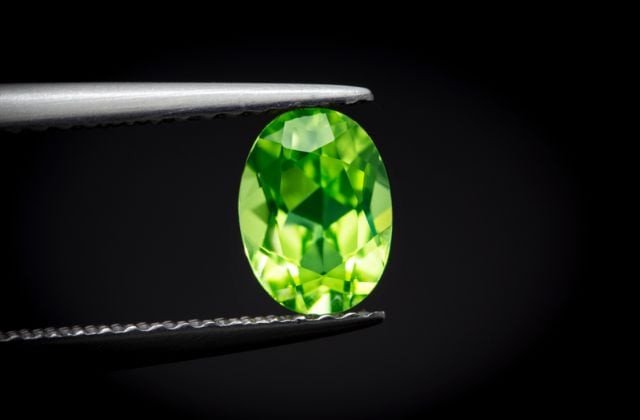 Trọng lượng carat ảnh hưởng đến giá trị của vòng tay đá Peridot tự nhiên.