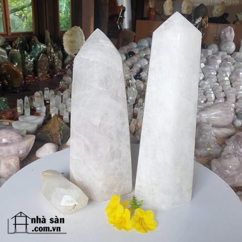 Trụ lục lăng đá thạch anh trắng Việt Nam, biểu tượng năng lượng tinh khiết cho không gian sống