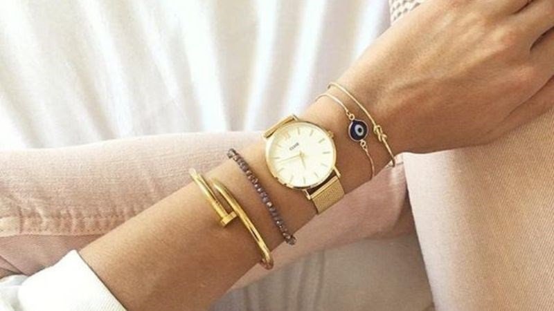 Ứng dụng nguyên tắc bù trừ khi đeo đồng hồ với vòng tay