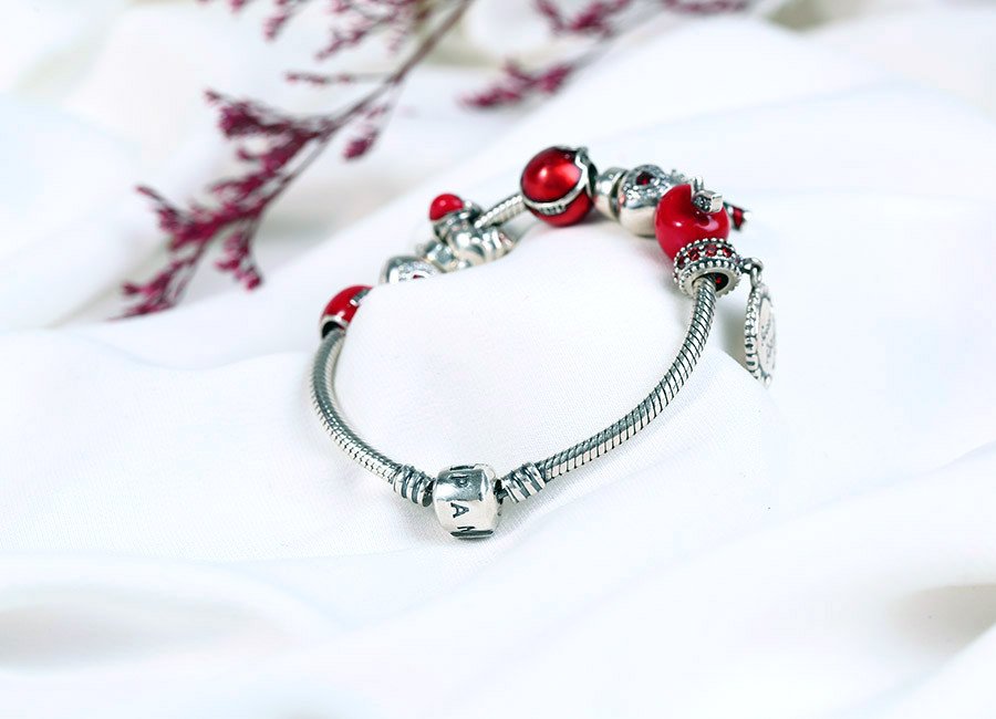 Vẻ đẹp tinh tế của lắc tay Pandora bạc trên cổ tay phái nữ
