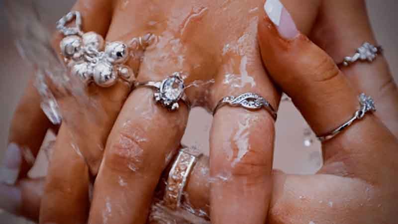 Vệ sinh vòng tay hợp kim bằng xà phòng và bàn chải mềm