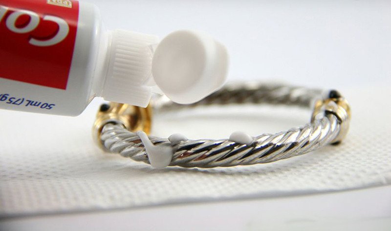 Vệ sinh vòng tay hợp kim thường xuyên để duy trì độ sáng