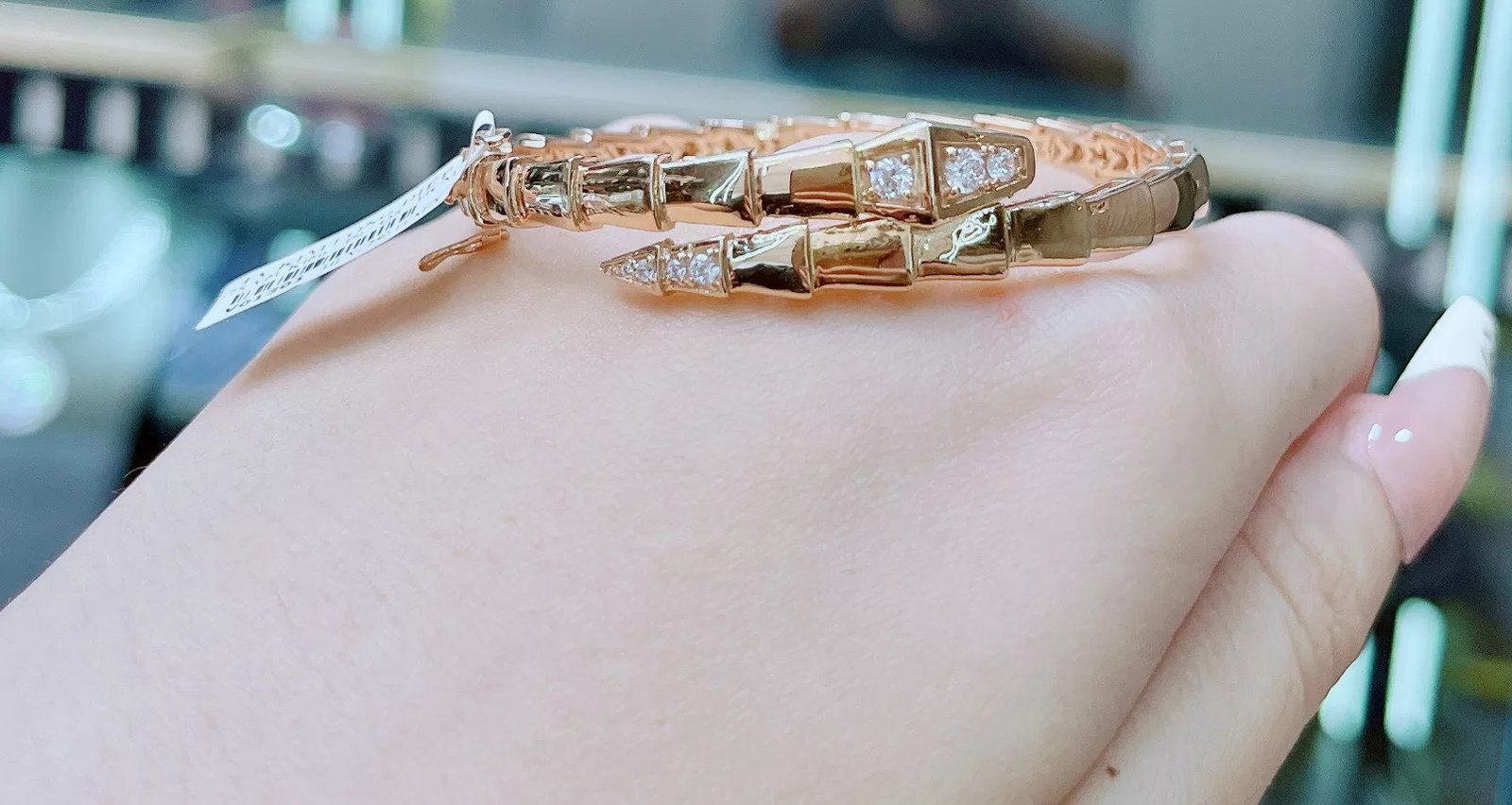Vòng lắc tay rắn vàng đính đá cuộn tròn