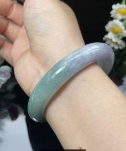 Vòng ngọc cẩm thạch màu huyết quý giá