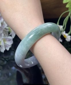 Vòng ngọc cẩm thạch với đường vân tự nhiên