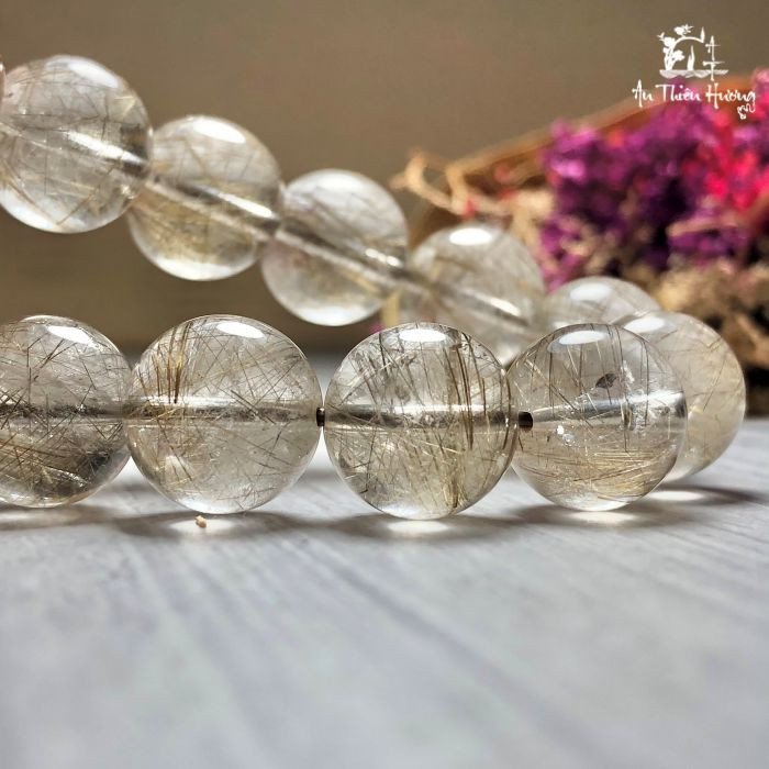 Vòng phong thủy thạch anh tóc bạch kim mang lại nhiều may mắn cho chủ sở hữu mệnh Kim.