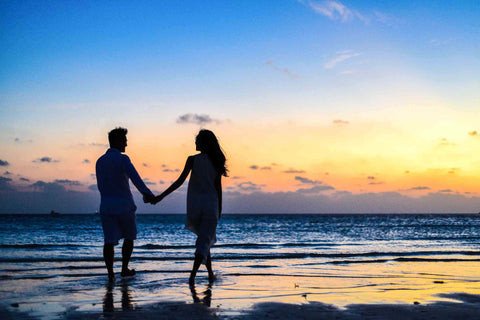 Vòng tay bạc trên cổ tay người yêu tượng trưng cho tình cảm bền vững, minh chứng cho một mối quan hệ chân thành.