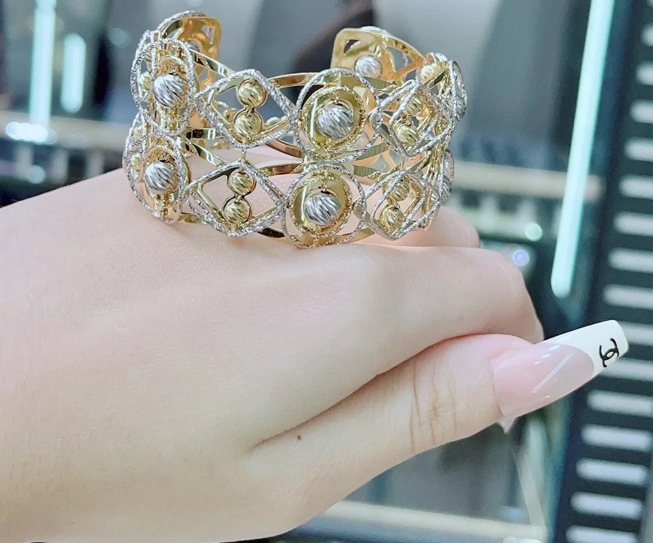 Vòng tay bản to nữ bằng vàng thiết kế 2 đường đá bi độc đáo