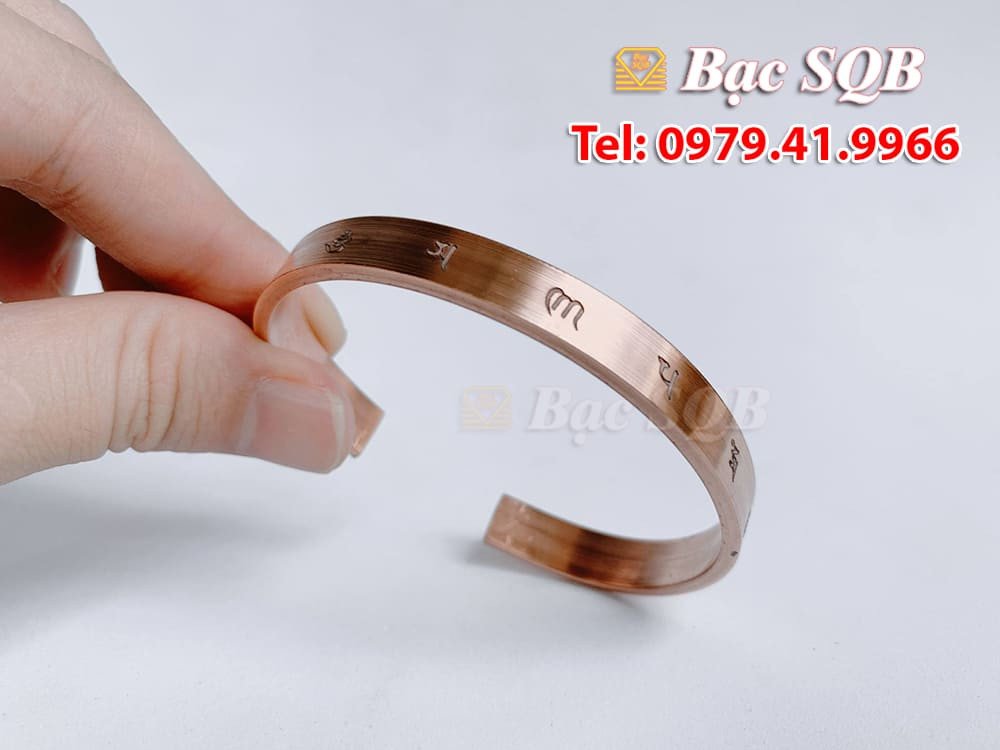 Vòng tay bằng đồng với họa tiết Om Mani Padme Hum tinh xảo
