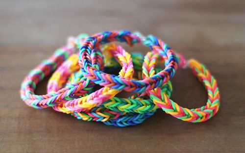 Vòng tay bảy sắc cầu vồng từ dây dù và dây xích