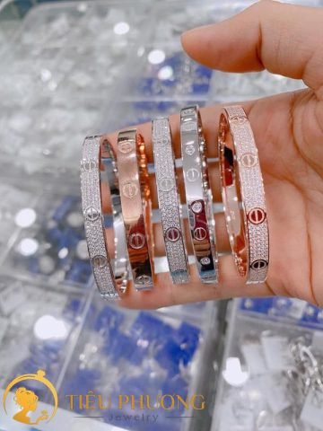 Vòng tay Cartier bạc 925 với thiết kế tinh xảo, mạ vàng sang trọng