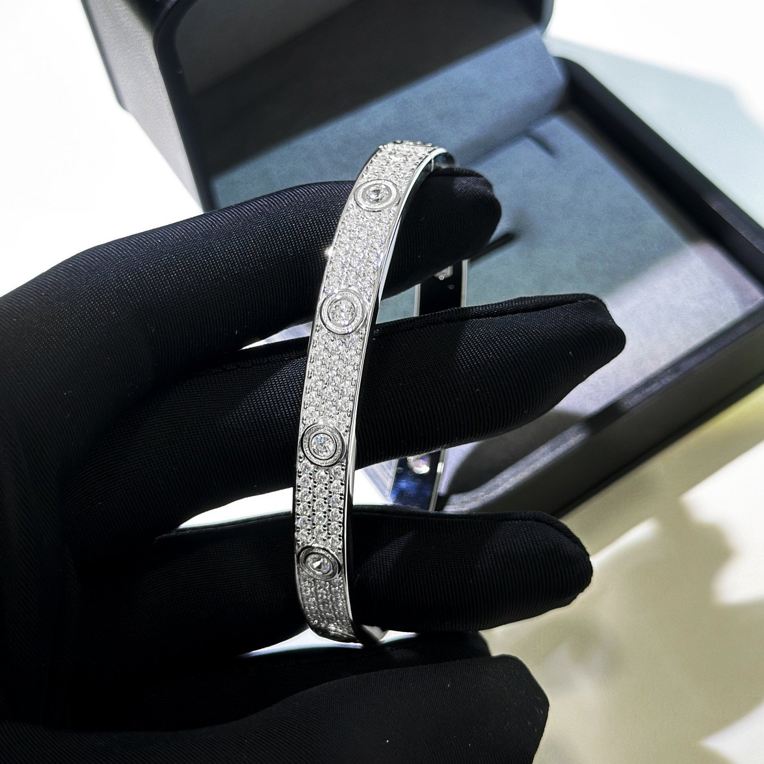 Vòng tay Cartier bạc phối cùng các loại đá quý nhân tạo sang trọng