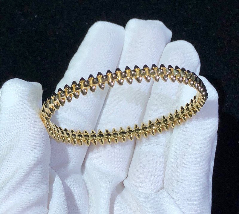 Vòng tay Cartier Clash de Cartier vàng hồng với thiết kế đinh tán độc đáo, thể hiện phong cách cá tính
