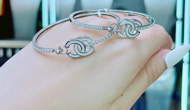 Vòng tay Chanel vàng với biểu tượng đính đá tinh xảo