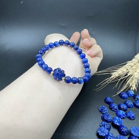 Vòng tay đá Kyanite phối bi vàng 10K và charm cỏ 4 lá