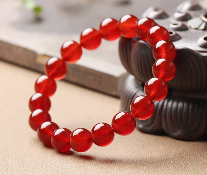 Vòng tay đá mã não đỏ mang ý nghĩa tình yêu cho nữ mệnh Thổ