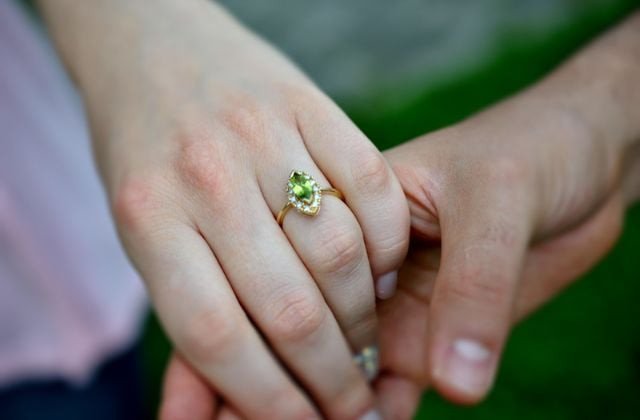 Vòng tay đá Peridot là món quà ý nghĩa kỷ niệm 16 năm ngày cưới, mang lại may mắn và hạnh phúc.