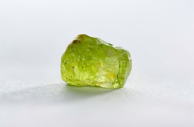 Vòng tay đá Peridot màu xanh olive đậm thường có giá trị cao, được ưa chuộng trên thị trường.