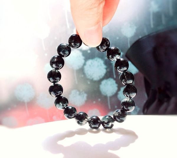 Vòng tay đá thạch anh tóc đen mang lại sự tự tin cho mệnh Thủy
