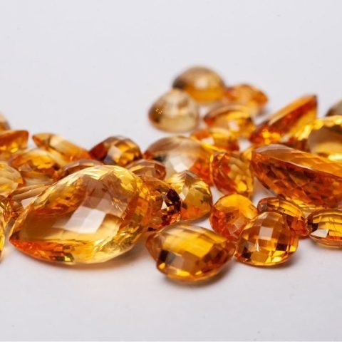 Vòng tay đá thạch anh vàng, lựa chọn lý tưởng cho người mệnh Kim đeo vòng tay đá màu gì để thu hút tài lộc
