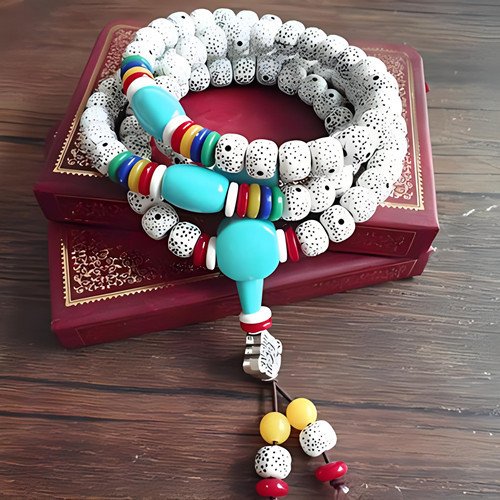 Vòng tay dân tộc với hoa văn truyền thống