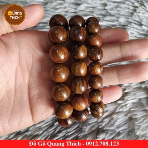 Vòng tay gỗ Bách Xanh chìm siêu thơm, màu xanh lá cây tượng trưng cho mệnh Mộc của Mậu Thìn