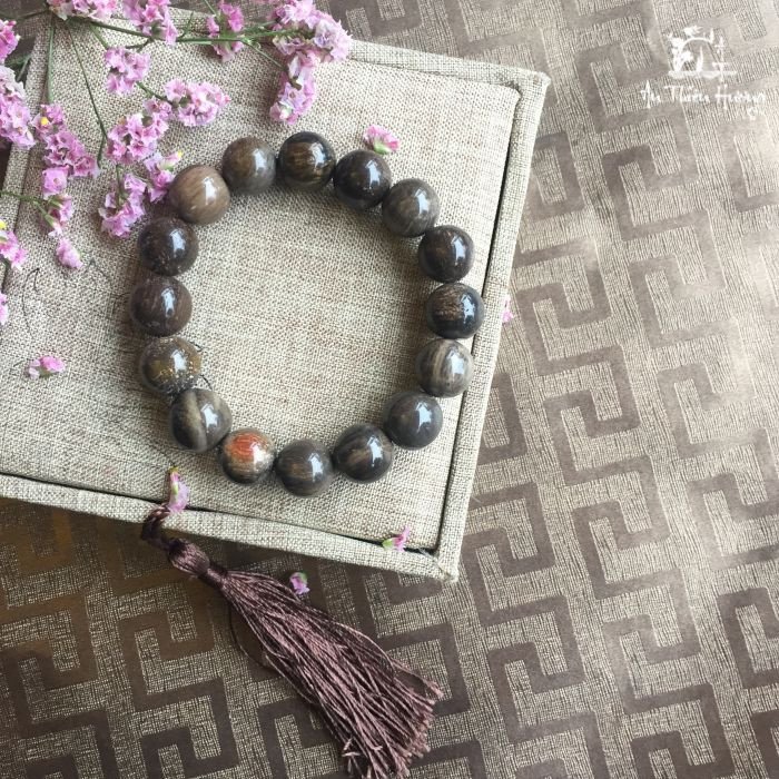 Vòng tay gỗ hóa thạch xám ghi giúp xua đuổi tà khí, mang đến năng lượng may mắn cho người mệnh Kim.